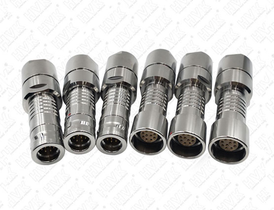 如何通过质谱分析确定真空密封航空连接器的泄漏位置？