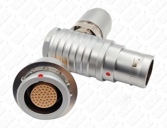 如何根据设备空间限制选择90度弯头航空插头还是直头航空插头？